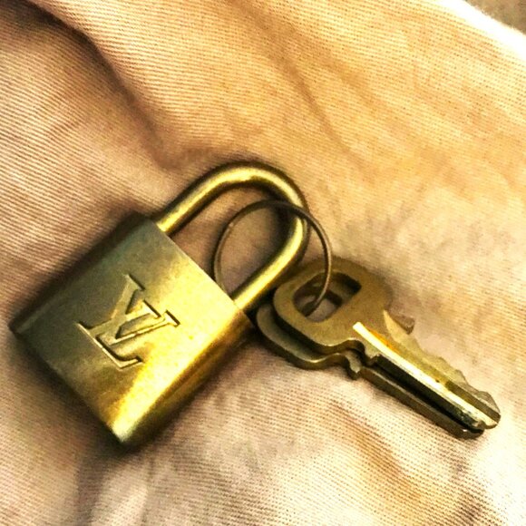 Louis Vuitton Red Cannes Vanity Case with exterior is classic LV EPI Leather - Picture 2 of 12